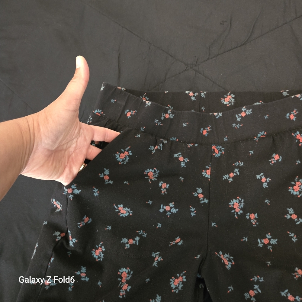 TORRID Black Floral Print Cotton Stretch Ankle Leggings Pants Size 1 - Picture 5 of 8